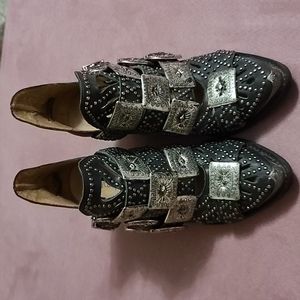 These boots were only worn once, they are gorgeous but too snug on me.